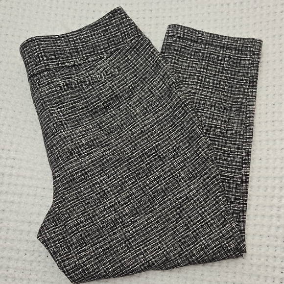 Anne Klein Black and White Textured Capris - Picture 9 of 10